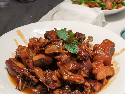 美味卤味鸭肉摆盘特写