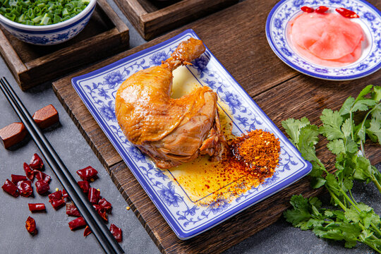 美味卤鸡腿与特色佐料摆盘
