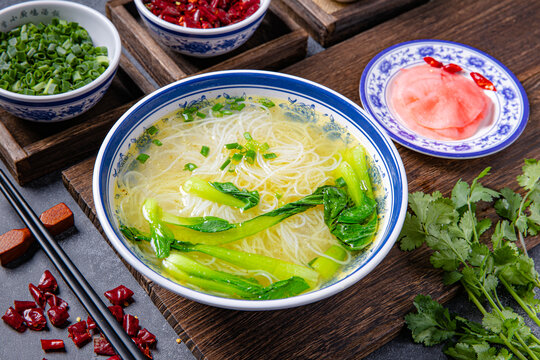 美味青菜鲜汤米粉