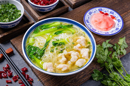鲜美滑肉青菜面条美食