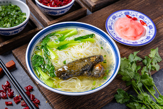 美味乌鸡汤青菜面条特写