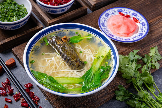 美味乌鸡汤面配新鲜配菜
