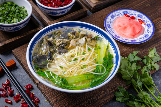 美味鲜香的特色乌鸡面