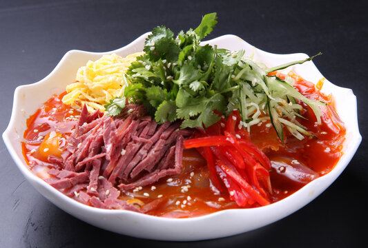 美味丰盛的凉拌牛肉凉粉