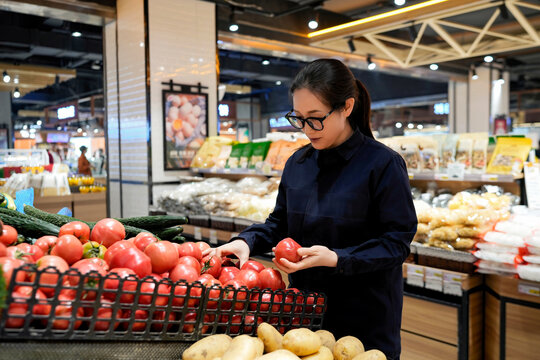 超市挑选新鲜健康食品的女性