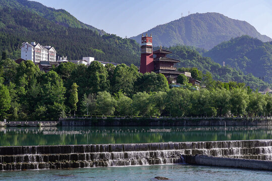 山水间的中式建筑景观