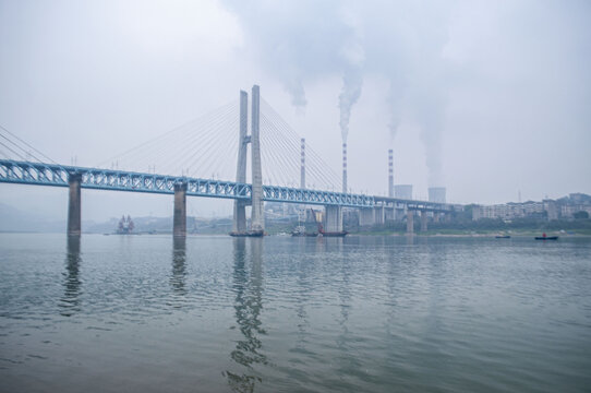 江上大桥与远方烟囱景观