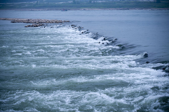 江河涌动的湍急水流景观