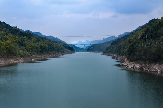 青山绿水间的桥梁风景