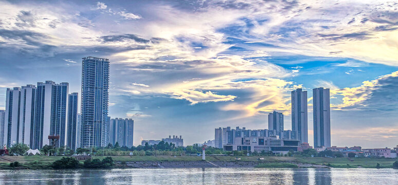 佛山夏日雨后的傍晚天空