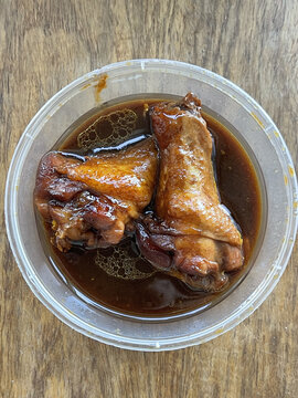 塑料盒中的美味卤鸡翅鸭翅
