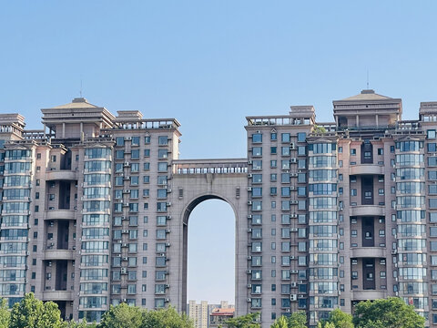 独特拱形连接的高层住宅