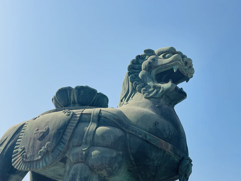 雄伟青铜神兽雕塑特写