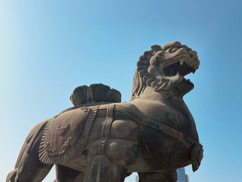 威武的古代神兽石雕像