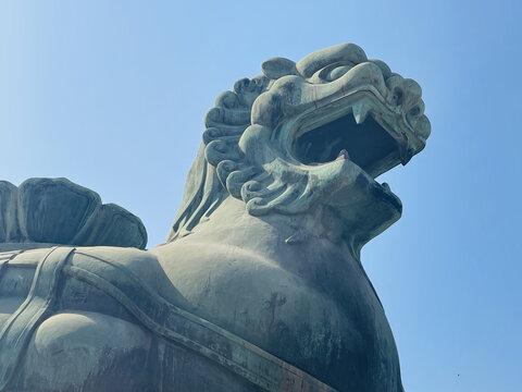 昂首威严的古代石兽雕塑仿震海吼
