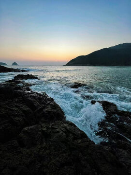 海边日落时的礁石与海浪