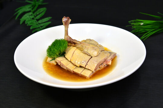 美味特色盐水鸭摆盘精致