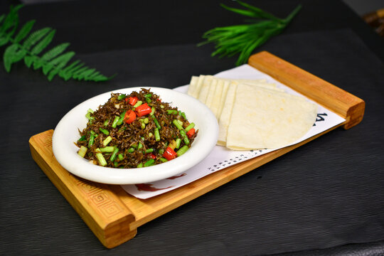 野菜小炒配薄饼美食呈现