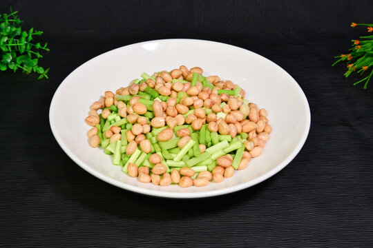 芹菜花生米清爽凉拌菜