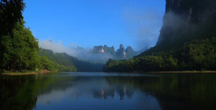 山水相依的静谧湖景
