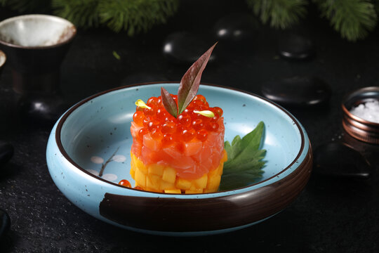 精致三文鱼籽芒果美食