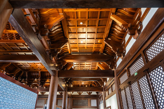 仰拍古建筑