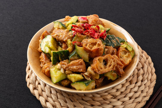麻酱黄瓜拌油条