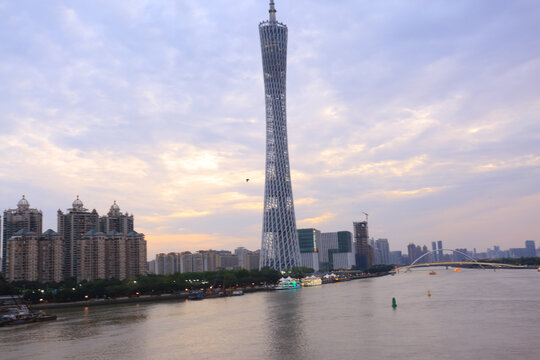 广州塔江畔城市风光