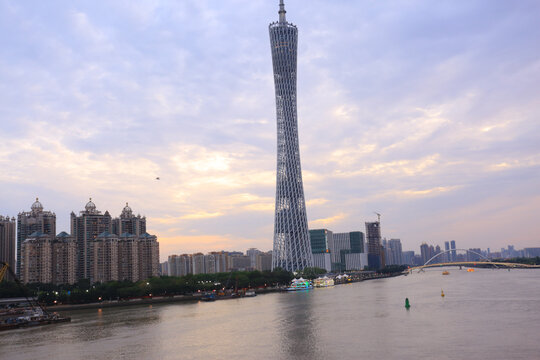 广州塔畔的城市江景风光