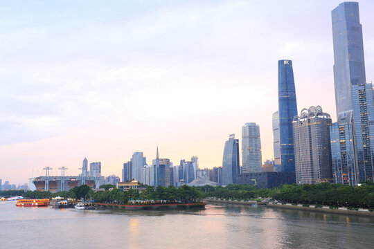 河畔璀璨的现代化都市景观