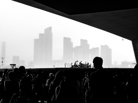 下雨天雾天的朦胧都市建筑
