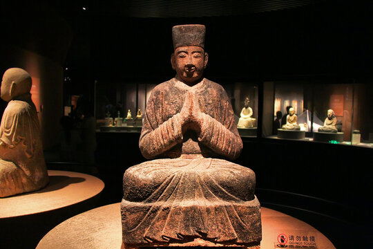 古坐佛雕像展示于展厅