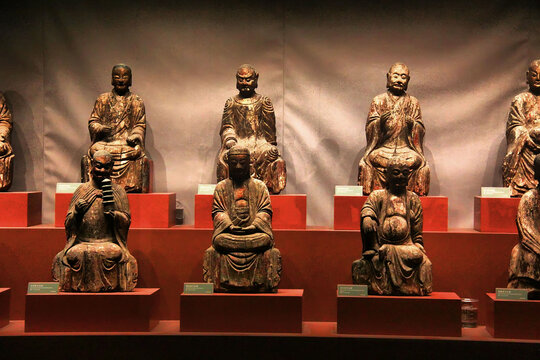 精美古代陶制佛像