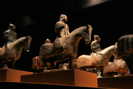 古代骑兵陶俑文物展示