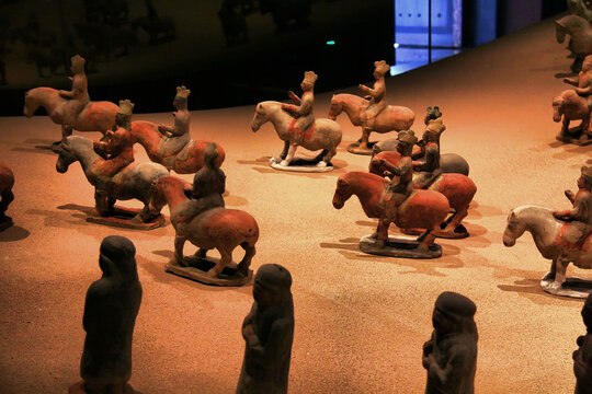 古代陶制骑马俑展示