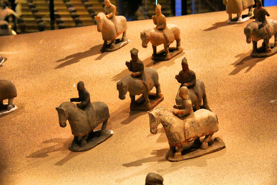 古代陶制骑马俑文物展示