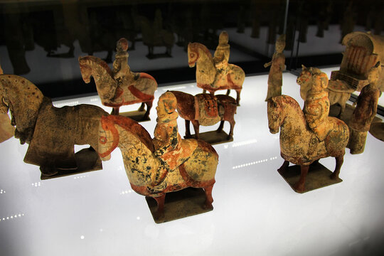 古代彩绘骑马陶俑展示
