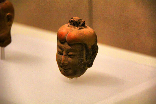 古代佛头雕塑文物展示