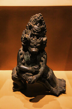 精美古代青铜神像雕塑