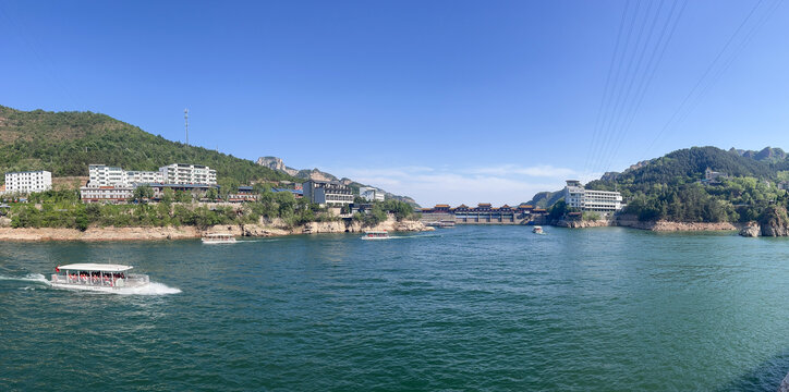 山水间的游船与岸边建筑