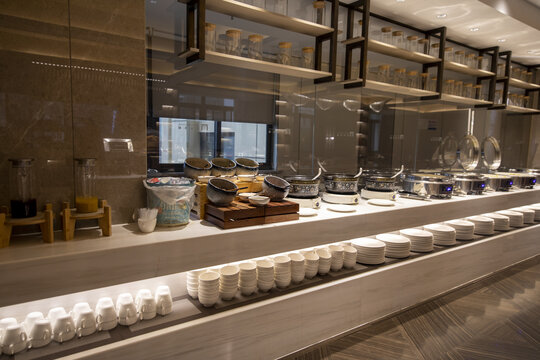 酒店自助餐厅餐具摆放区