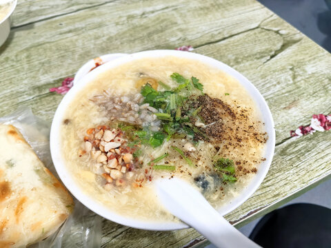 美味营养的皮蛋瘦肉粥