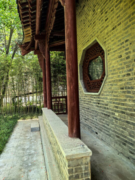 中式古建旁的清幽竹林景致