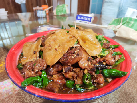 美味青椒炒鸡肉配饼