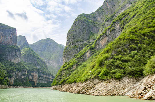长江小三峡青山绿水间的壮丽峡谷风光