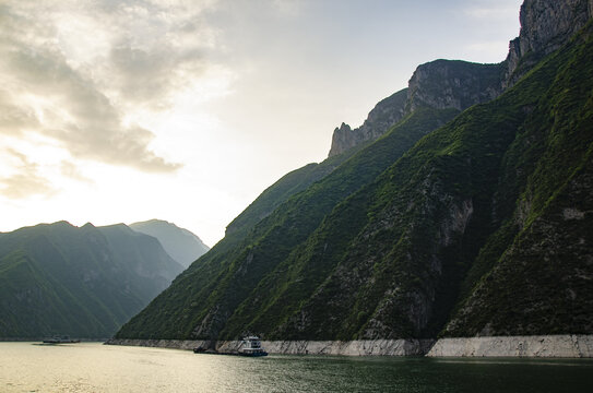 长江三峡山水间的江上船只风景