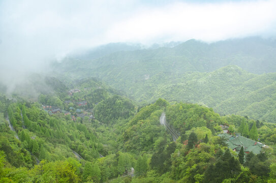 武当山旅游区云雾缭绕的翠绿山间景致