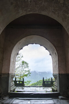 武当山旅游区古拱门处的山景风光