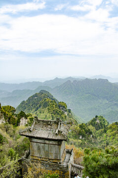 武当山山间古亭与秀丽山峦景致