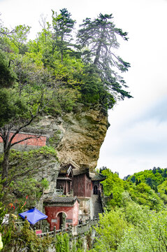 悬崖上的古朴庙宇景观武当山